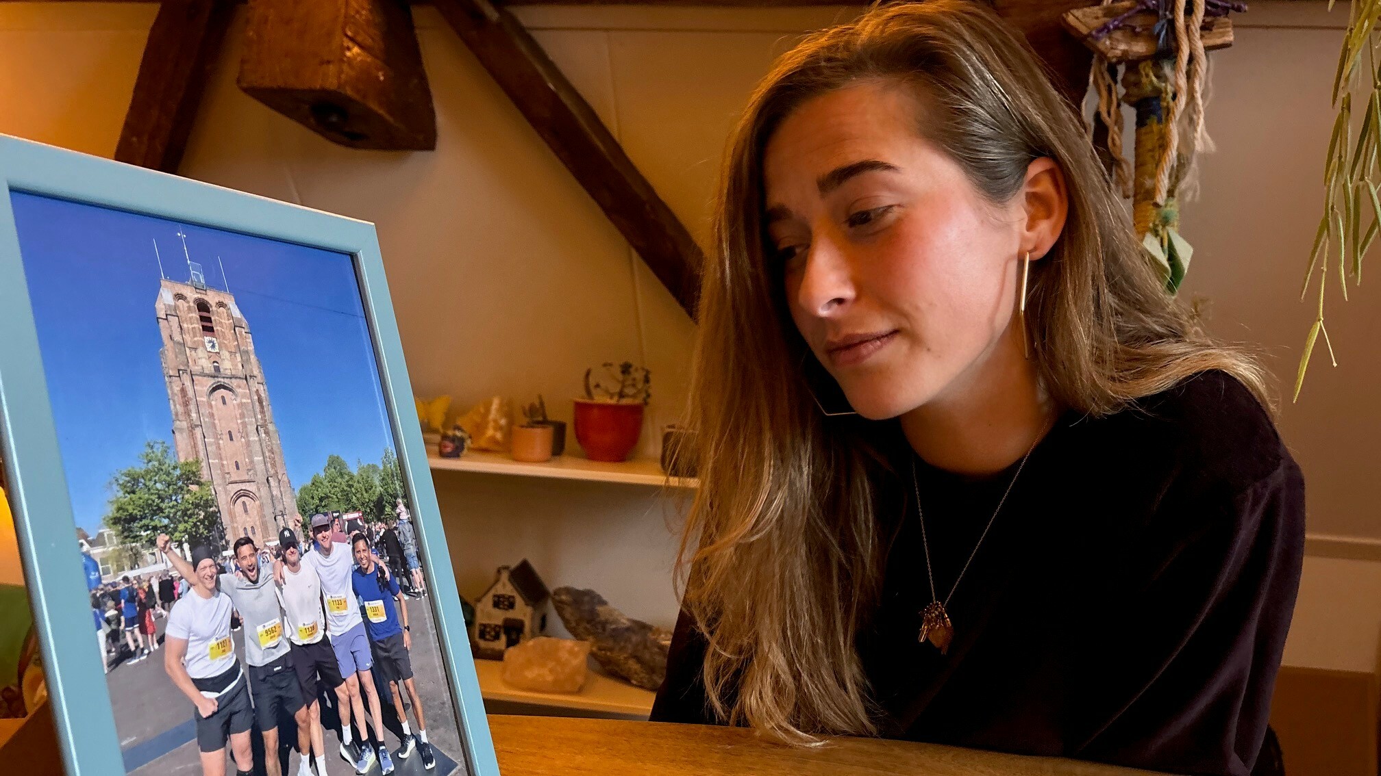 Bodil sjocht nei de lêste foto fan har broer