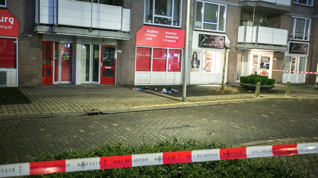 Een man is vrijdagochtend neergestoken op de Schepen van Ommerenstraat in de Arnhemse wijk Kronenburg. De dader is nog voortvluchtig.