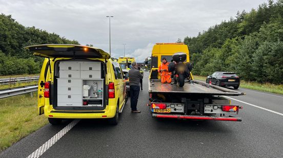 Veel files en ongelukken • vrachtwagen verliest aanhanger. Veel files en ongelukken • vrachtwagen verliest aanhanger.