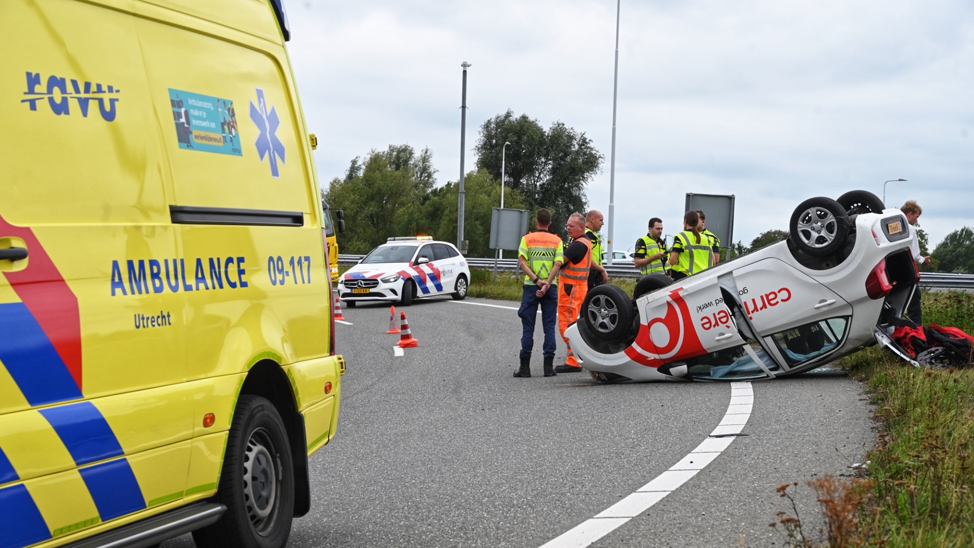 Auto op kop bij afrit A27, weggebruikers negeren rood kruis
