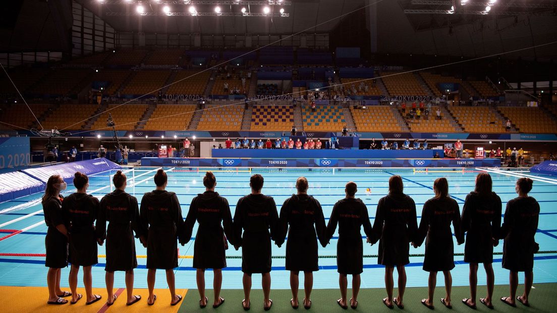 Waterpolodames bij het wedstrijdbad in Tokio.