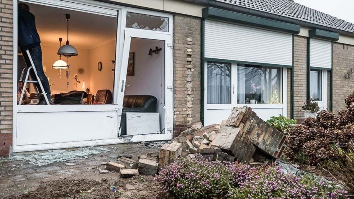 Auto rijdt woning binnen in Ittervoort