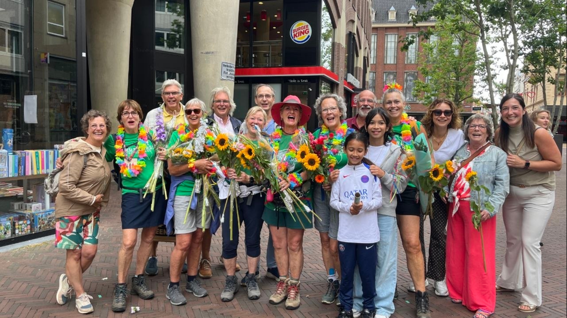 Deze groep vriendinnen viert met aanhang het uitlopen van de 4daagse