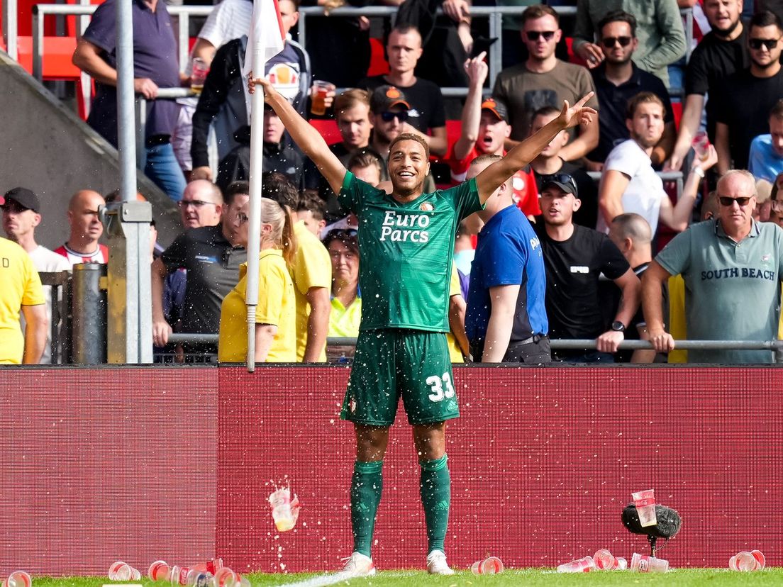 Cyriel Dessers viert zijn eerste goal in een Feyenoord-shirt, inclusief Brabantse hoekvlag en biertjes