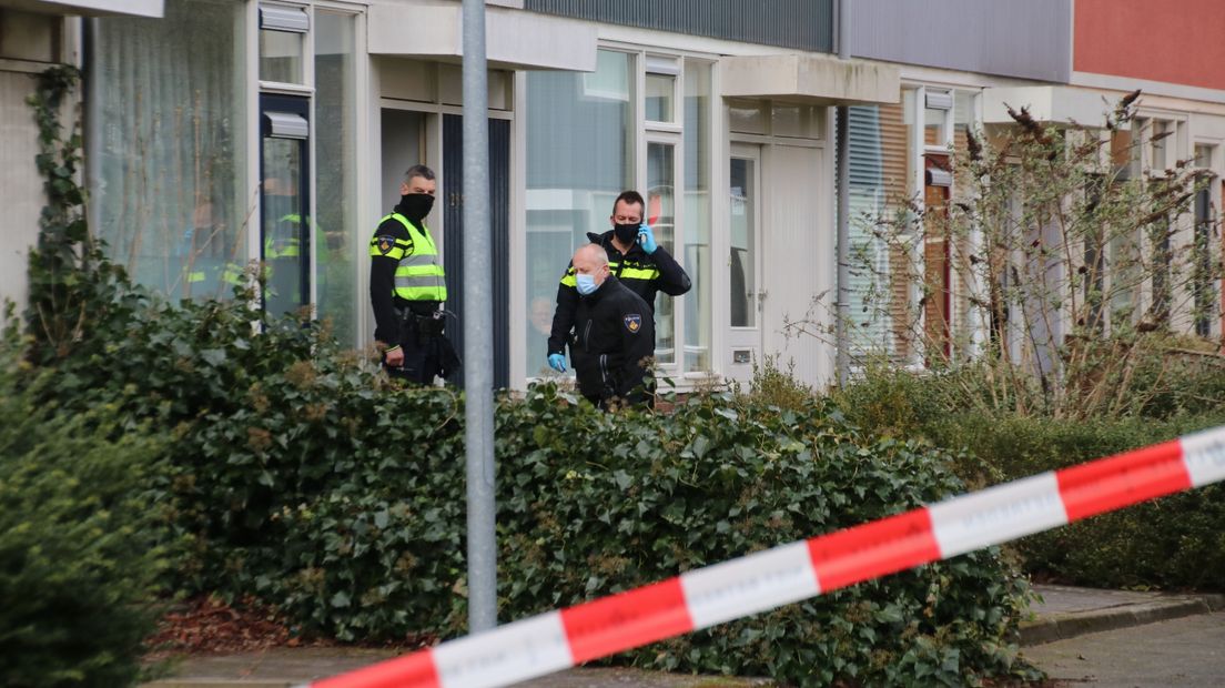 Politie tijdens het onderzoek bij de woning aan de Briljantstraat maandag