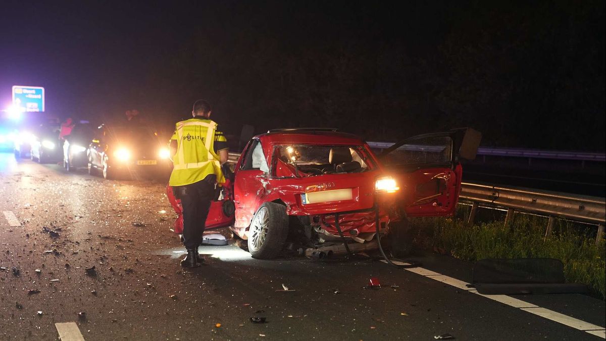 Man komt om het leven bij zwaar ongeluk met drie auto's op A2 bij Maarheeze