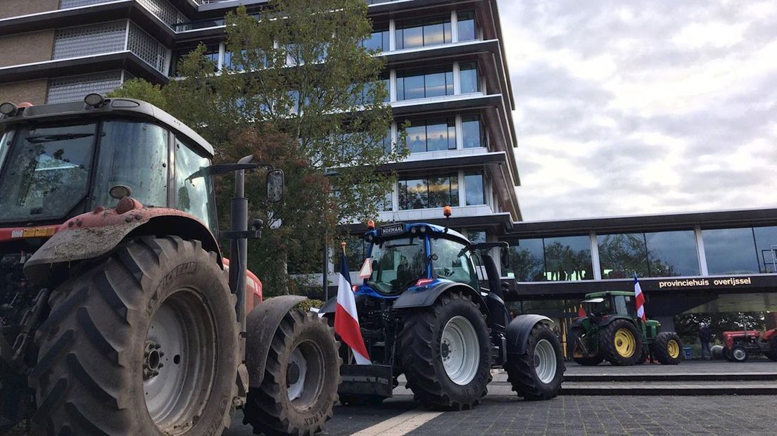 Honderden boeren protesteren in Zwolle bij het Provinciehuis