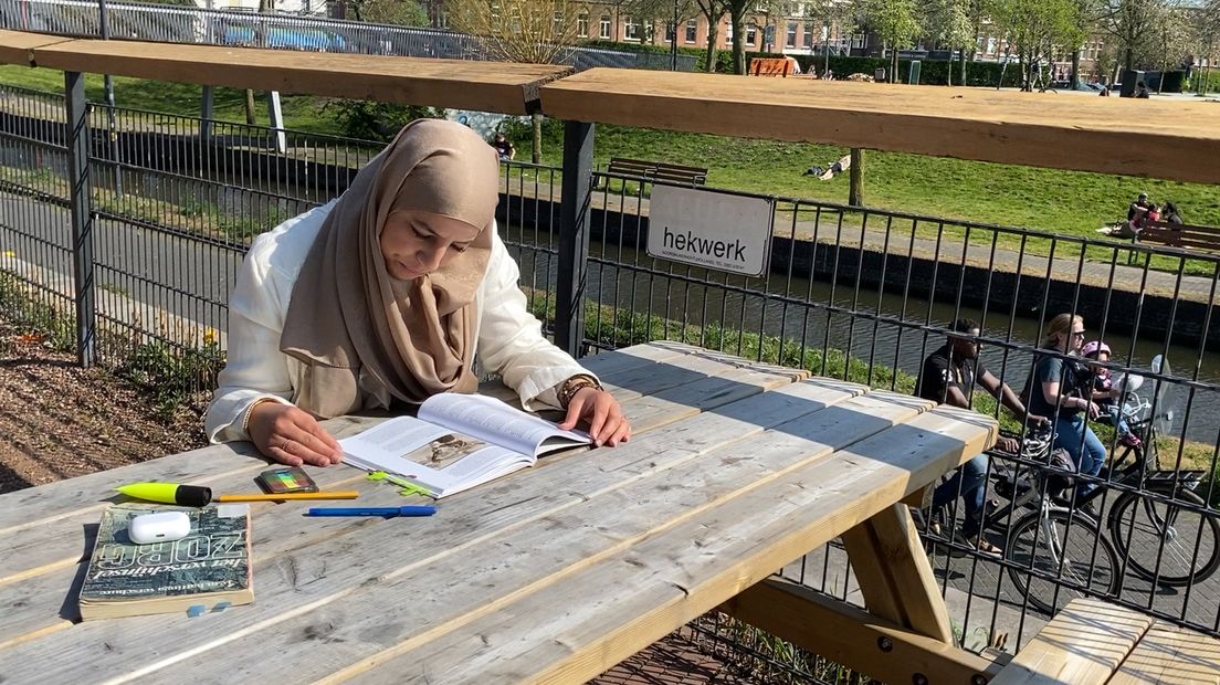 Esma studeert in het park