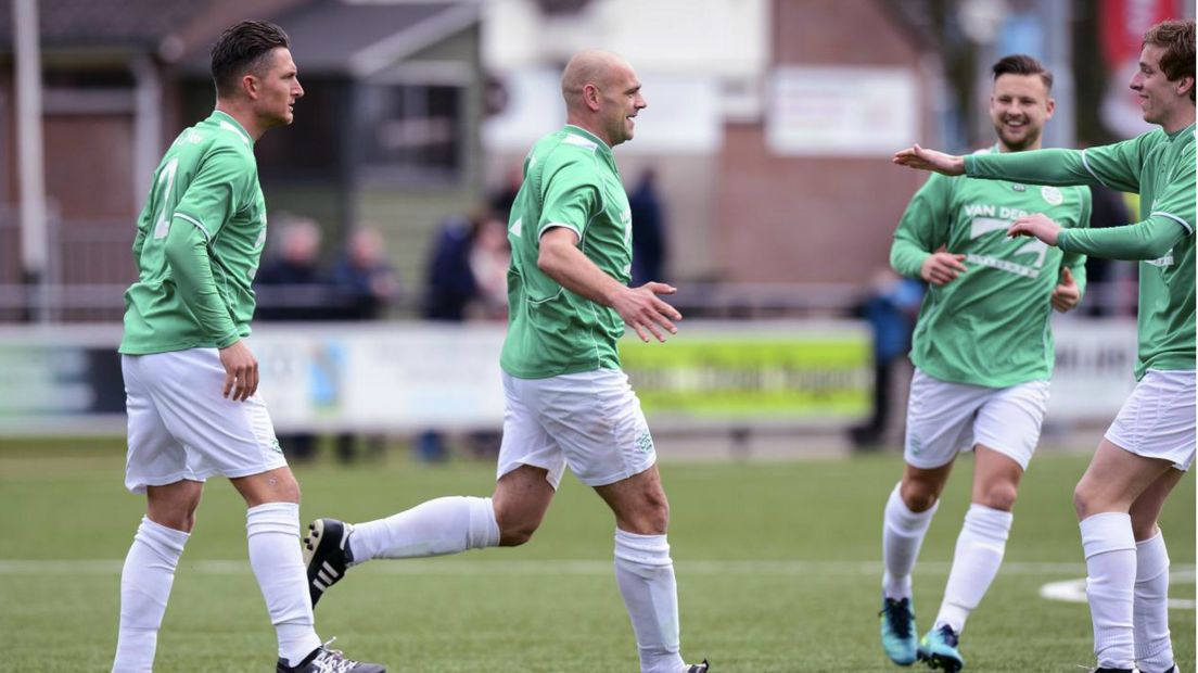 Westlandia juicht nadat Marko van der Knaap (midden) heeft gescoord.