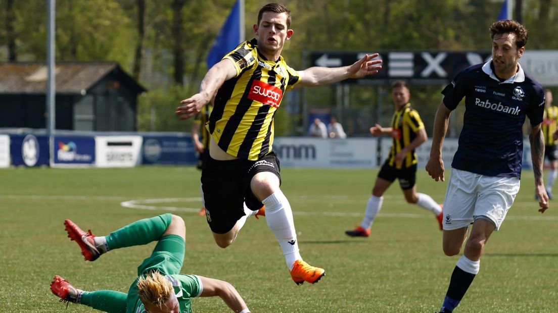 Thomas Buitink van Jong Vitesse dicht bij een doelpunt