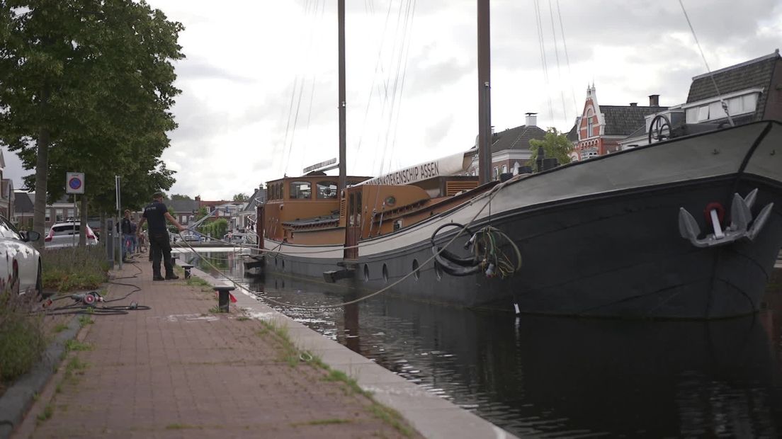 Pannenkoekenschip Assen naar zijn vaste plek getrokken