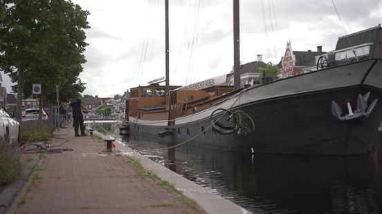 Pannenkoekenschip Assen naar zijn vaste plek getrokken