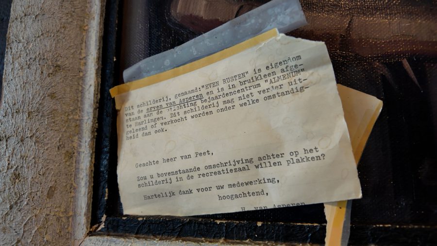 It briefke achter it skilderij