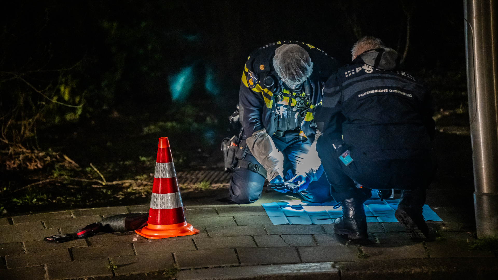 Politieagent onderzoekt het gevonden vuurwapen