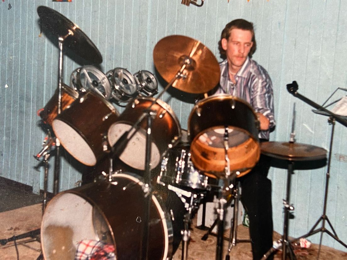 Ron als twintiger achter de drums