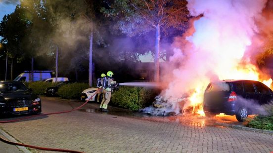 Vier auto’s verwoest bij branden in Tiel en Apeldoorn