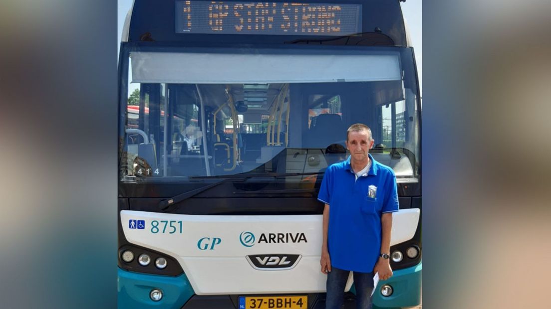 Peter de Jong poseert voor de naar hem vernoemde bus 8751