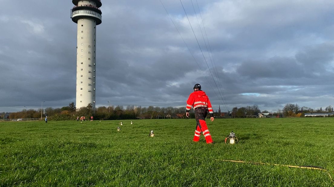 Aan twaalf kabels worden de 120 lampen in de lucht gehesen. Naast de lampen maakt de piek het plaatje straks helemaal af.