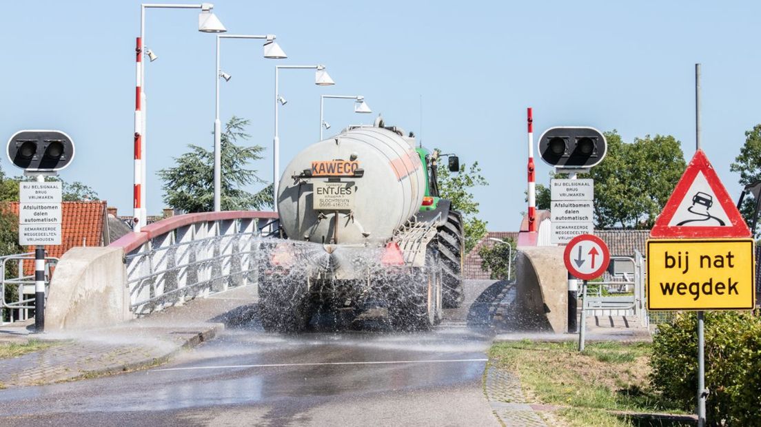 In Stroobos wordt een brug besproeid