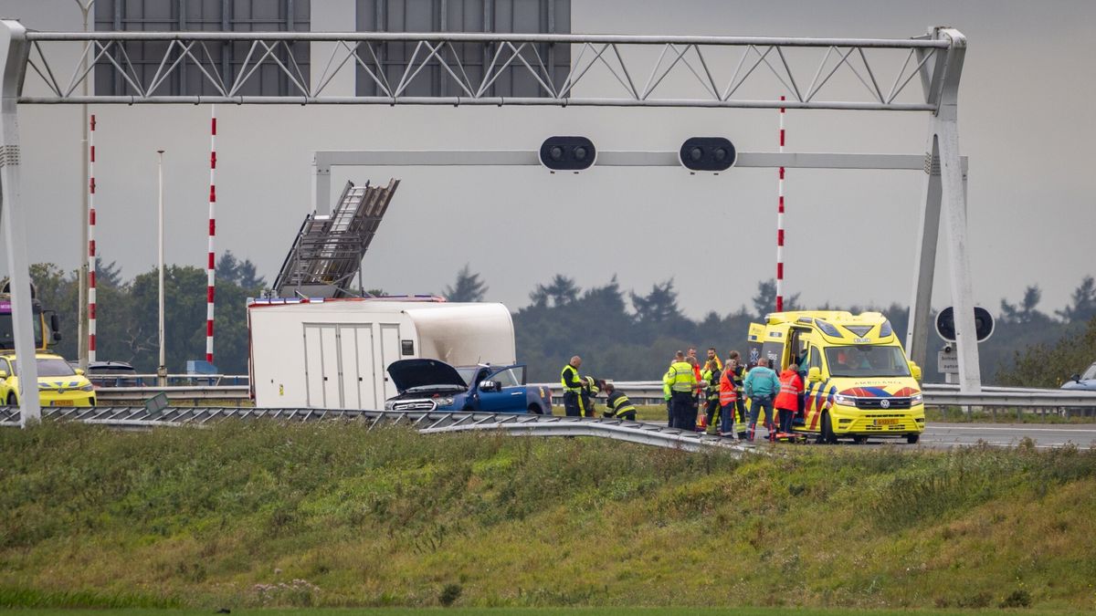 Persoon gewond na ongeluk op A6, politie zoekt getuigen