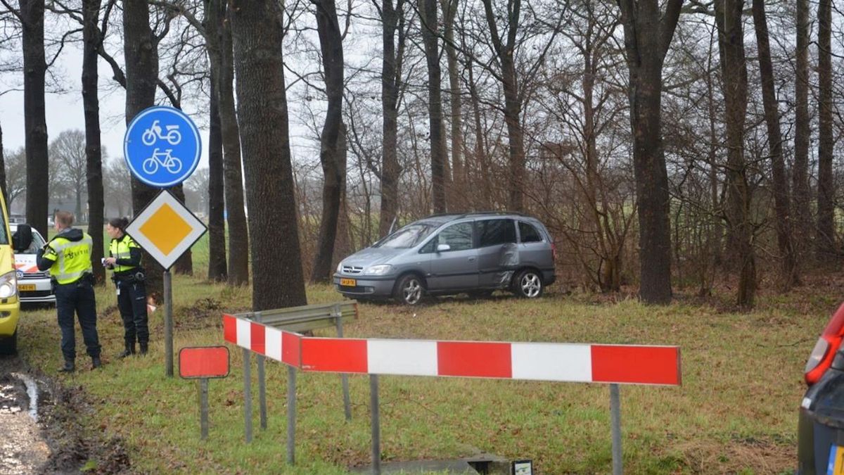 Wagen vliegt uit de bocht en ramt boom in Brucht
