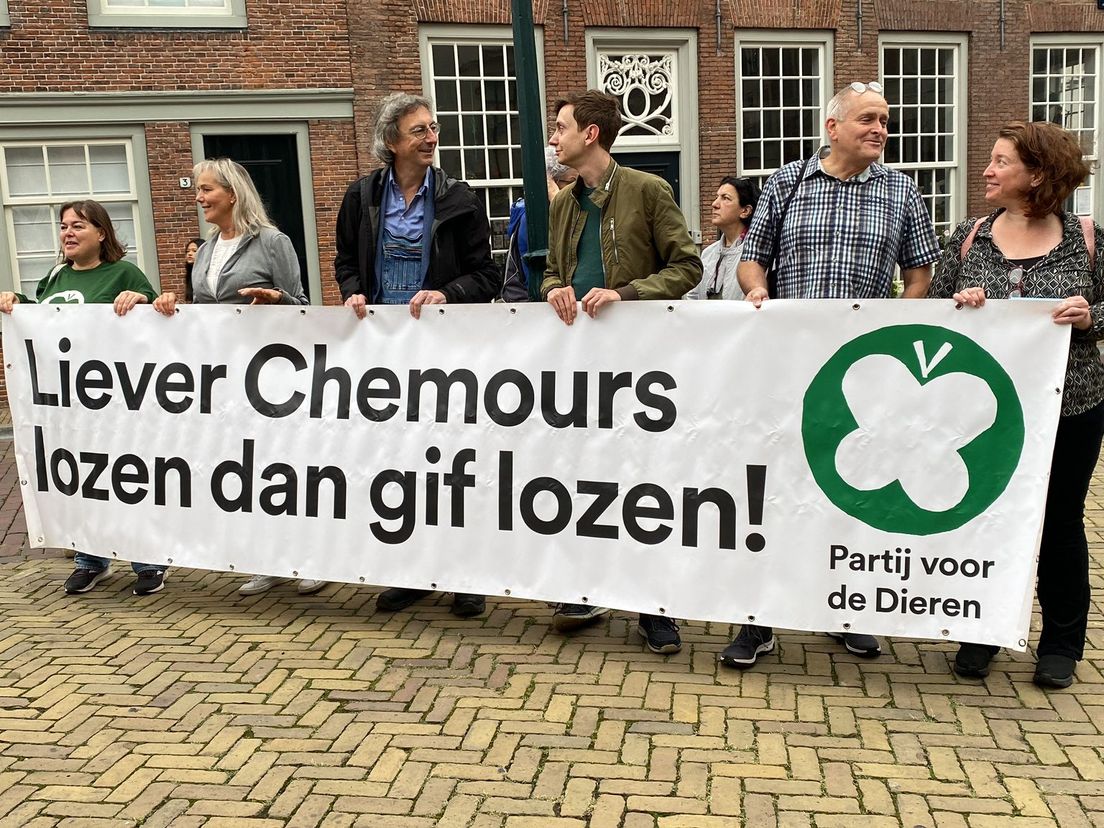 Actievoerders voor aanvang van de hoorzitting over Chemours