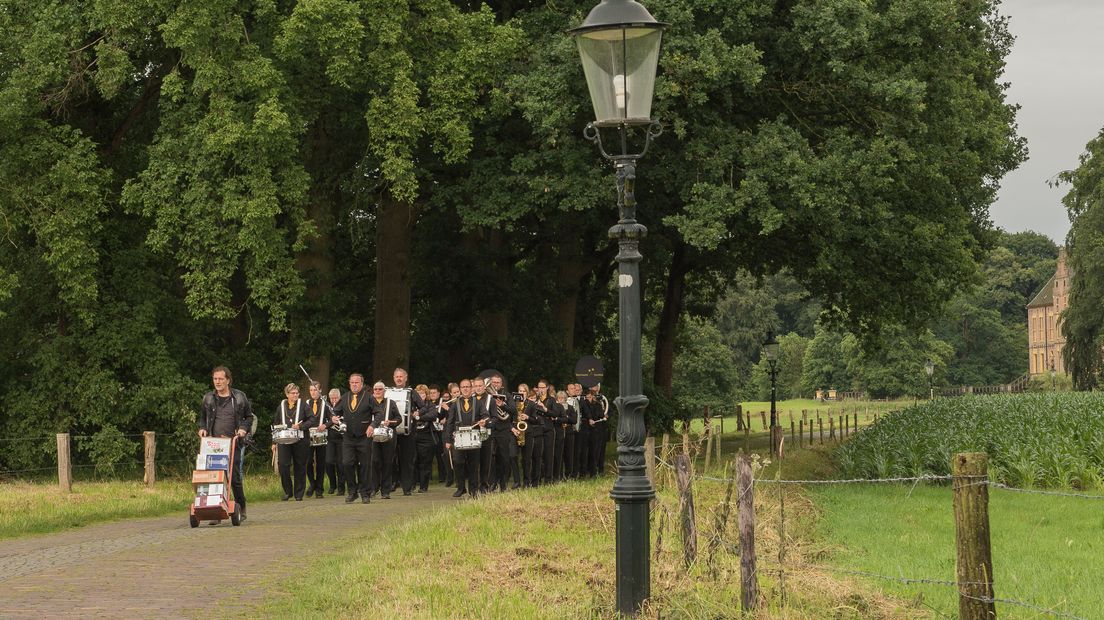 Het was één groot muzikaal spektakel in café Eskes in Vorden. De zes bands die aan de TV-serie Deurdonderen meedoen laten zich nog een keer van hun beste kant zien. De cd-presentatie van de Deurdonderen-verzamelaar is vooral grandioos genieten van muzikanten onder elkaar. Alle bands stipt op tijd in de kroeg en allemaal met een overtuigende vertolking van hun dialect-song.