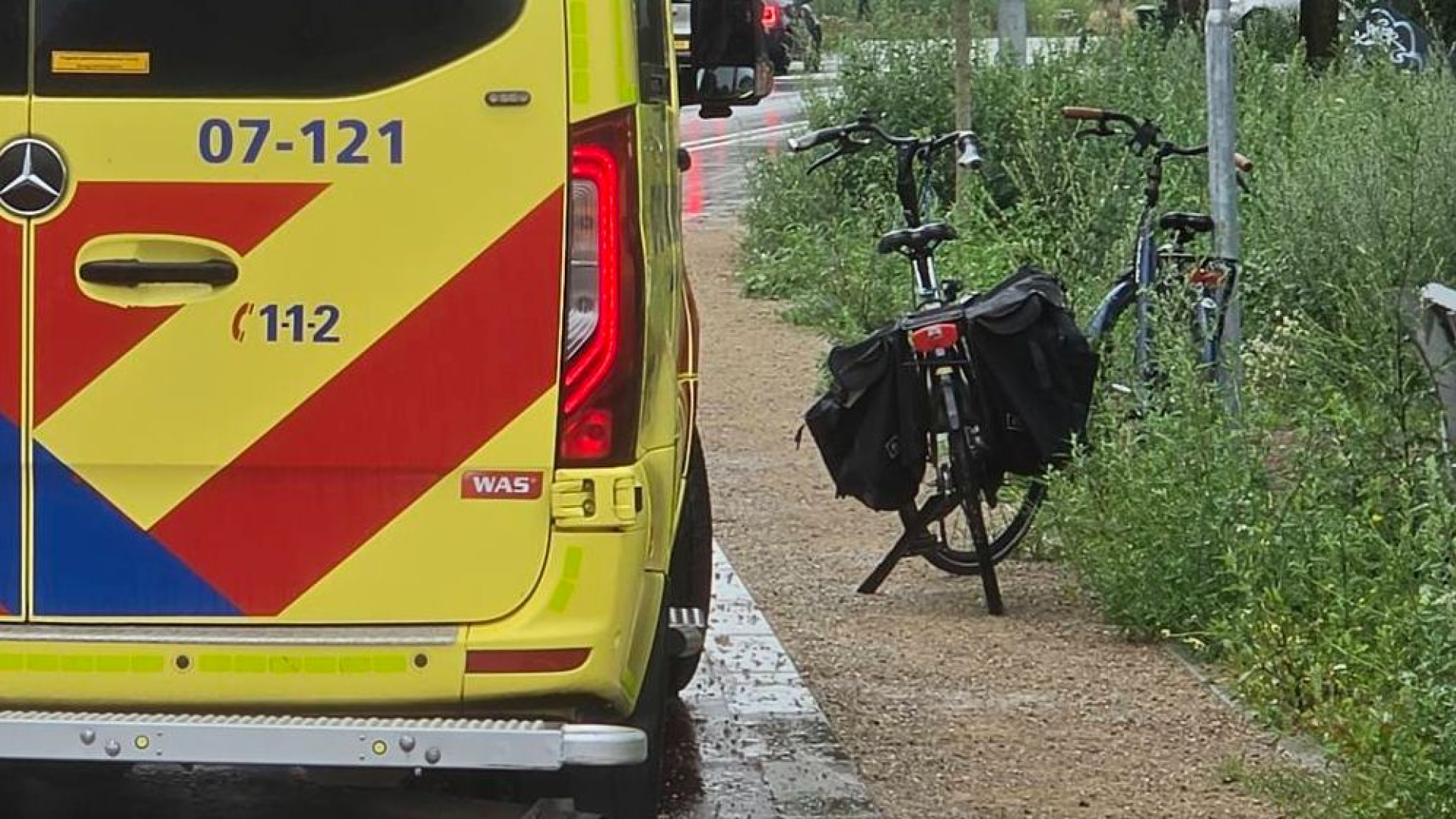 Fietser gewond • ravage na botsing vrachtwagens