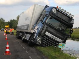 112-nieuws | Vrachtwagen raakt van de weg en blijft boven sloot hangen
