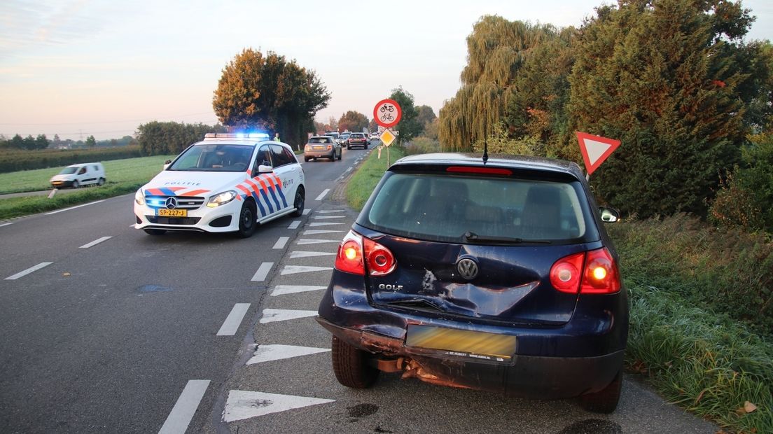 De politie leidde het verkeer langs het ongeval.