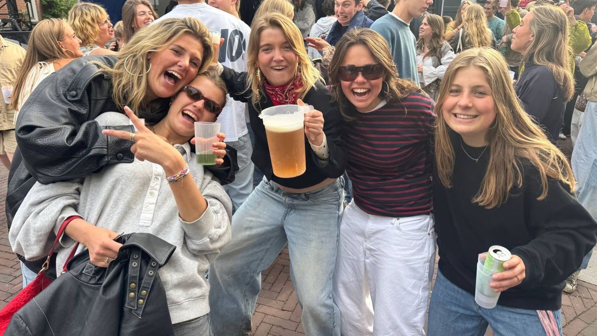 LIVE | De langste vrijheidstafel van Nederland • lof voor Maan en de Jostiband