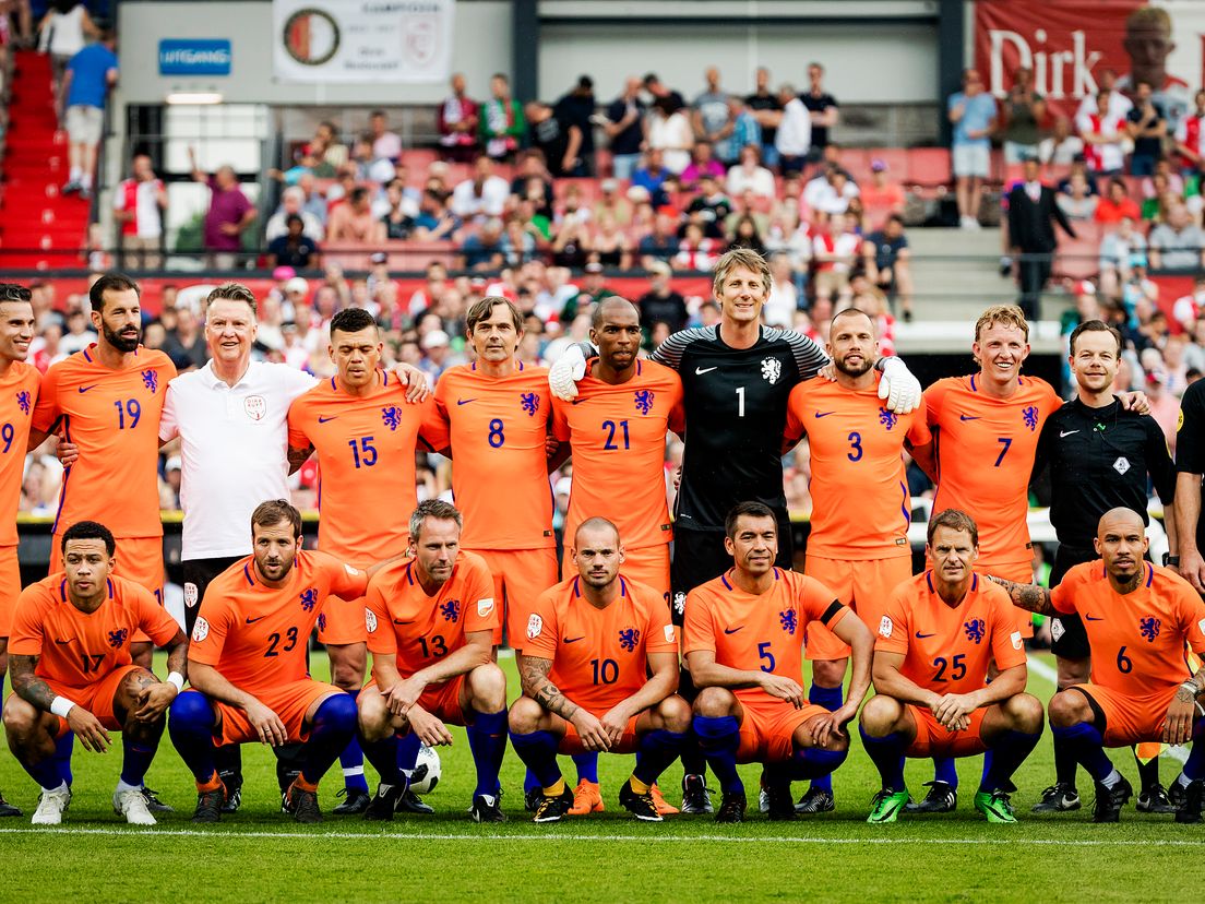 Dirk Kuyt samen met oud-ploeggenoten  van Oranje.