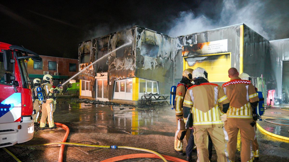 Brand bij metaalbedrijf Bunnik geblust, pand verwoest
