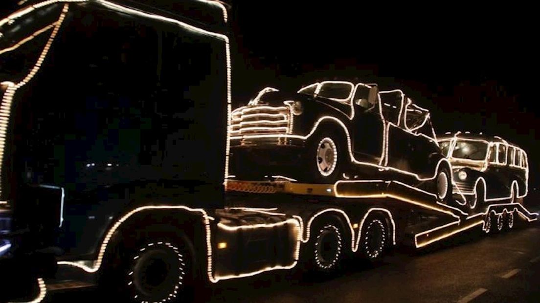 De stoet met 35 verlichte trucks
