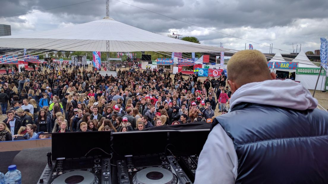 Eerste Paasdag en de Dancetour zijn in Arnhem traditiegetrouw aan elkaar verbonden. Met het evenement op het terrein bij de Stadsblokken langs de Rijn wordt het ronttrekkende openlucht dance-evenement afgetrapt. En ook dit keer trekt de Dancetour weer duizenden bezoekers.