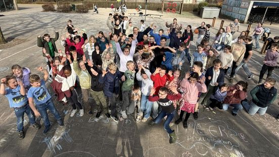 "Vervelend dat wij niet mogen stemmen", kinderen krijten verkiezingswensen op schoolplein