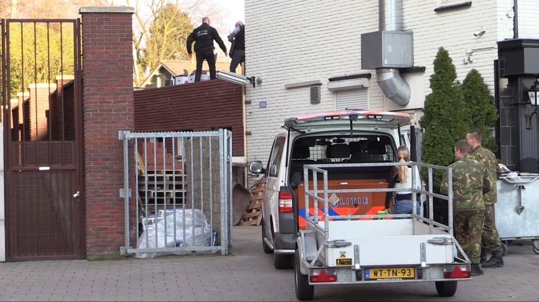 Politie doet huiszoeking in pand aan Brinkstraat in Enschede