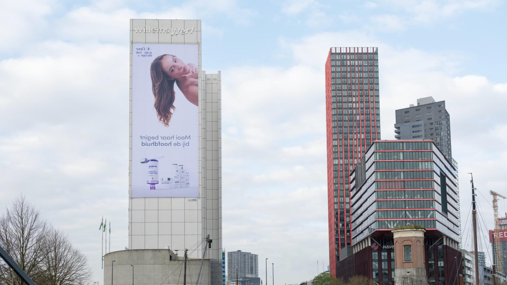 De tekst op een poster aan de Willemswerf in Rotterdam is niet goed leesbaar.