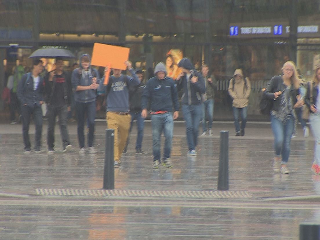 Studenten komen aan op Rotterdam Centraal