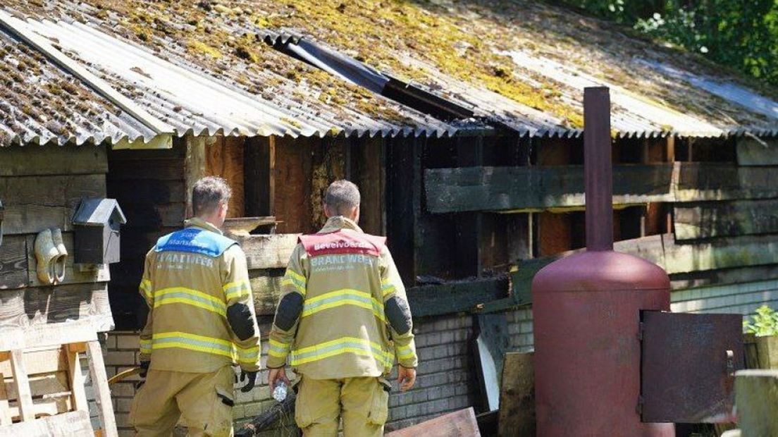 Brandweerkorpsen rukten uit voor een brand in een schuur langs de A1 waar asbest aanwezig was.