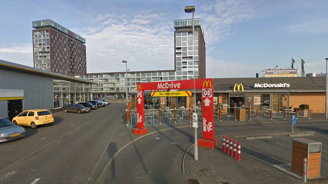 Een 56-jarige man uit Roden een 24-jarige man uit Groningen zijn op 12 maart gearresteerd in de McDonald's aan het Sontplein in Groningen (Rechten: Google Streetview)