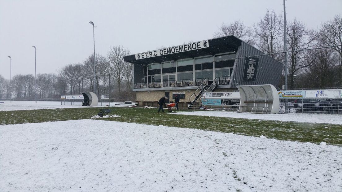 Clubhuis Oemoemenoe in de sneeuw