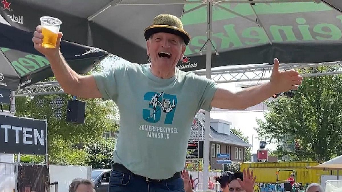 Bijna 87-jarige Jan elke avond tot diep in nacht dansend op tafels of op bar tijdens feestweek