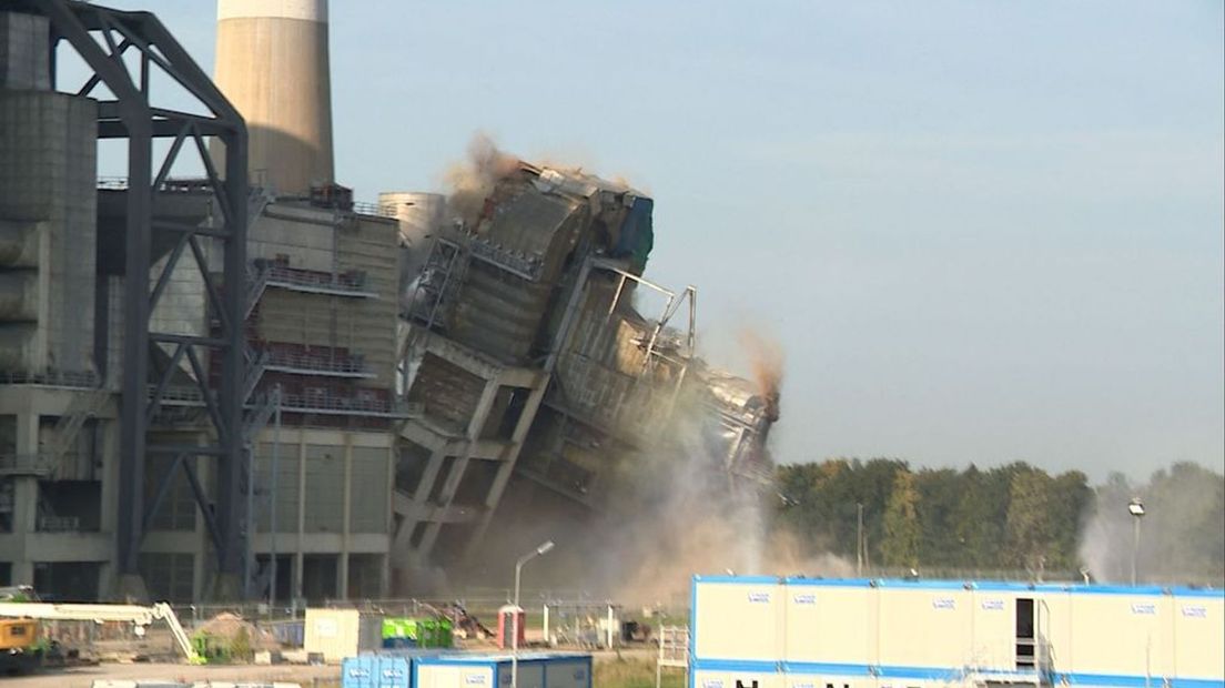 Een deel van de elektracentrale werd in september 2021 al met explosieven neergehaald.