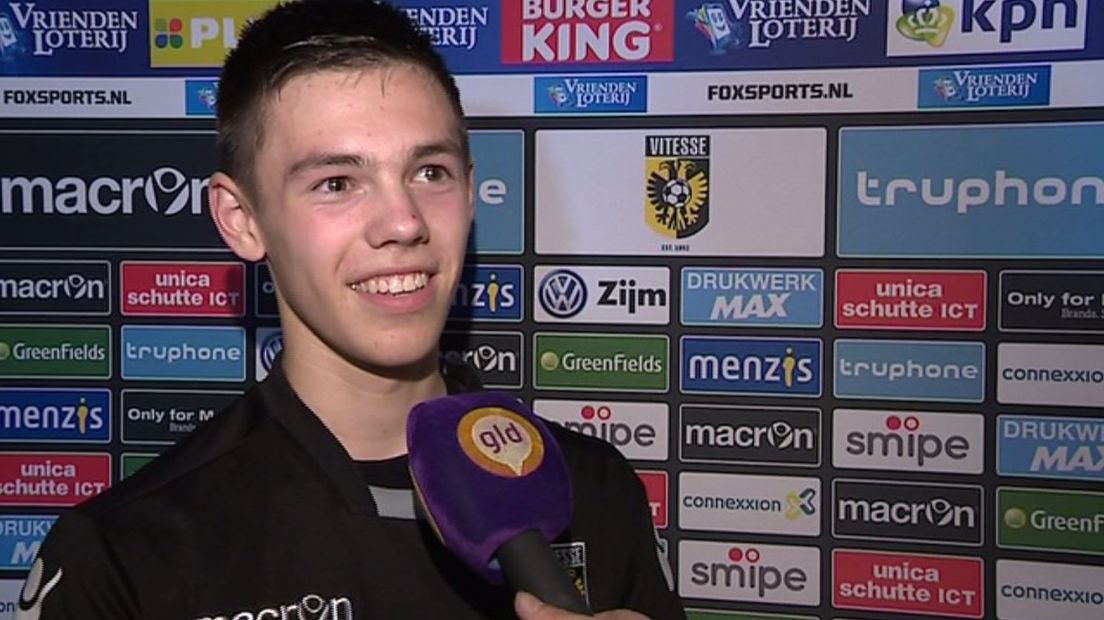 Mitchell van Bergen, hij is pas 16 jaar en 113 dagen oud, maar maakte vrijdagavond zijn debuut voor Vitesse 1. Daarmee is hij de jongste debutant ooit in het eerste van Vitesse. De jonge buitenspeler straalde na afloop.