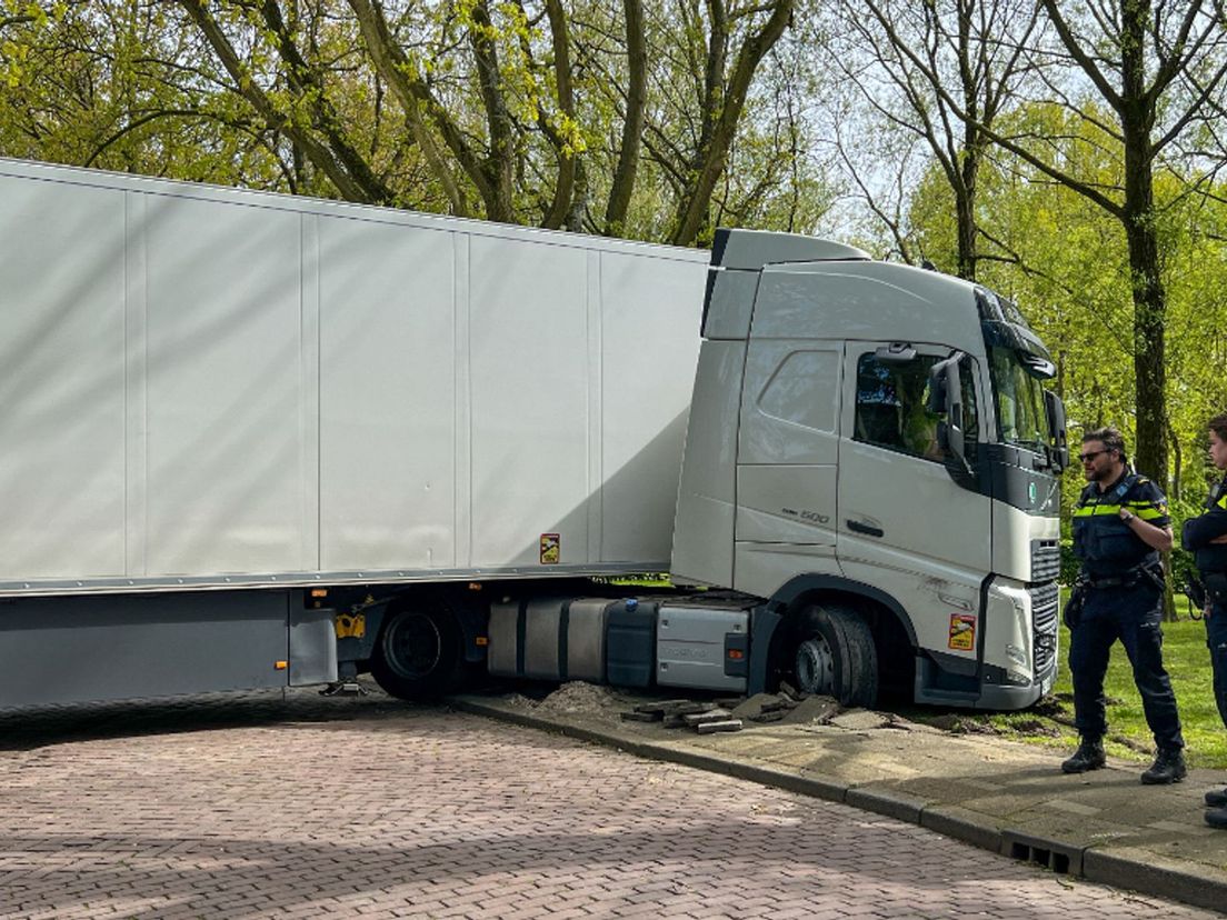 Draaien, keren en blijven proberen: vrachtwagenchauffeur rijdt zich muurvast