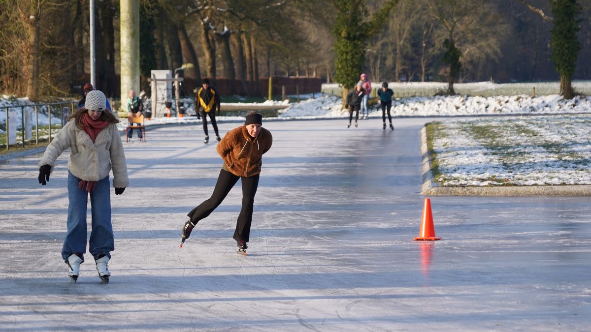 In beeld: in Noordlaren en Nieuw-Buinen wordt geschaatst
