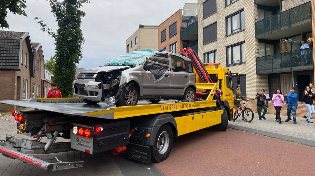 De auto van het slachtoffer van de schietpartij in Hengelo, gisteravond, werd woensdagavond weggesleept.