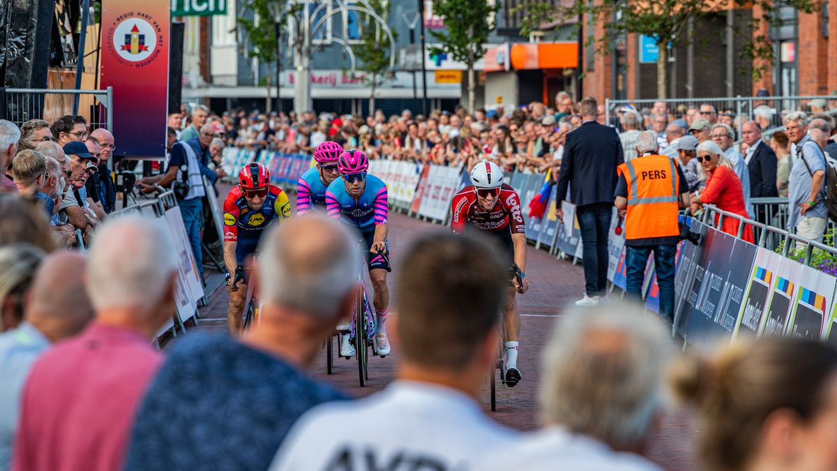Grote namen en volle straten bij Profronde Surhuisterveen: 