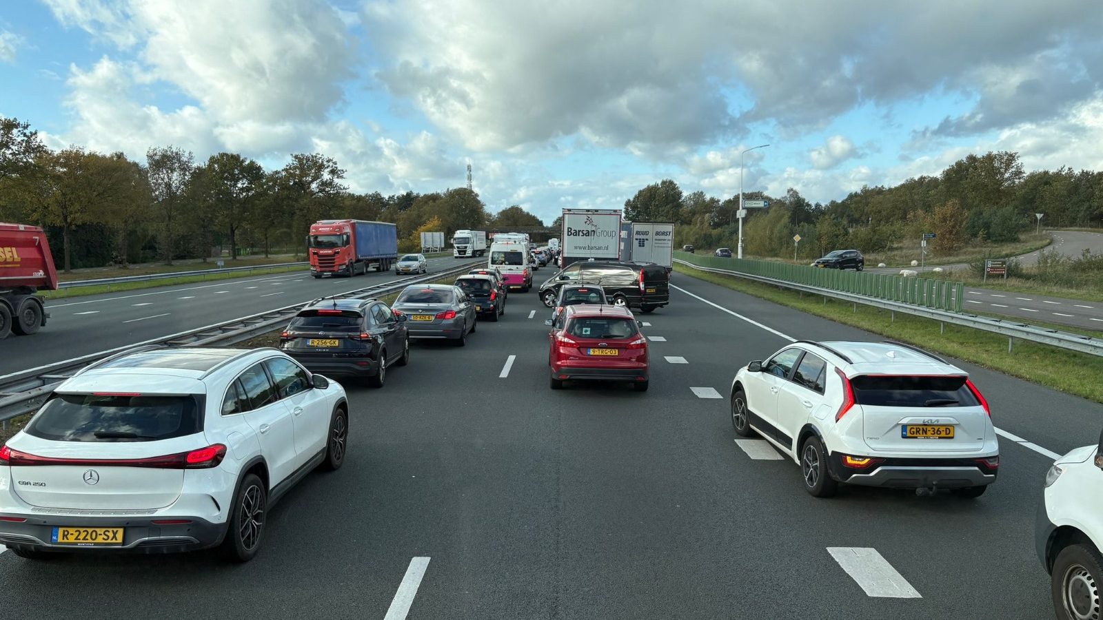 A2 dicht na ongeval bij Maarheeze, verkeer loopt vast.